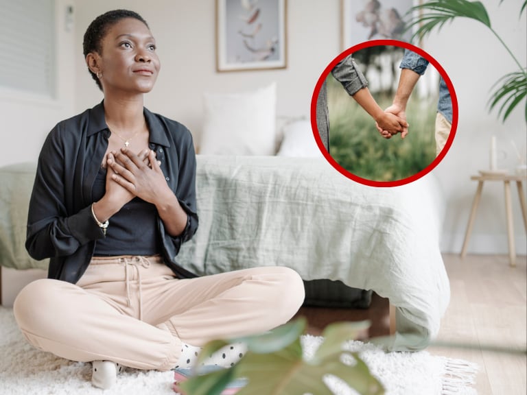 Persona haciendo un ritual // dos personas tomadas de las manos // Getty Images