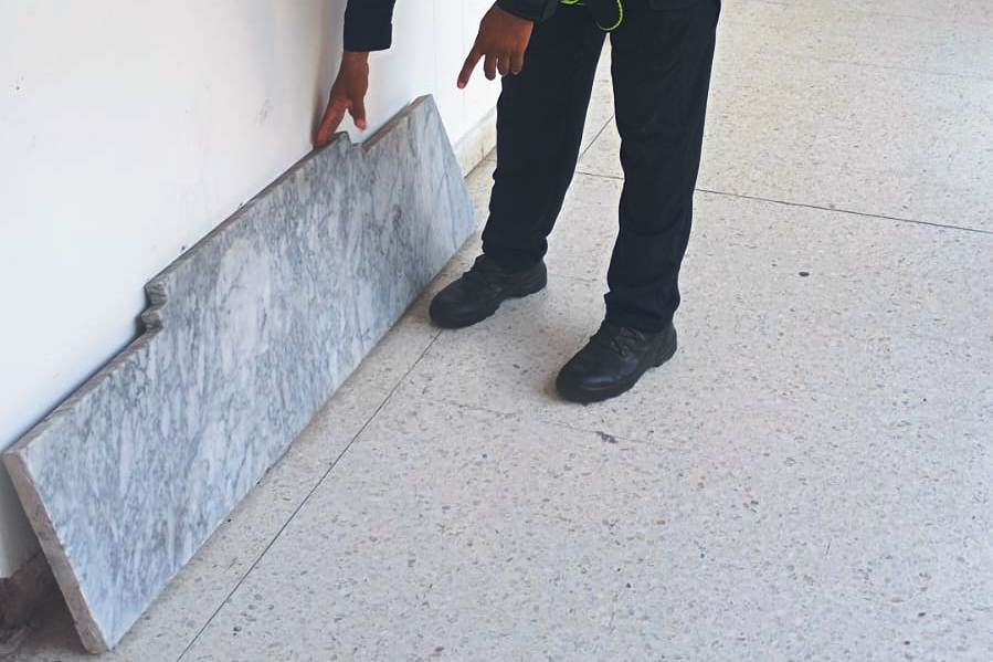 Policía Metropolitana de Cartagena, con el apoyo de la ‘Cuadrilla del Alcalde’, acaba de recuperar el espaldar vandalizado y sustraído.