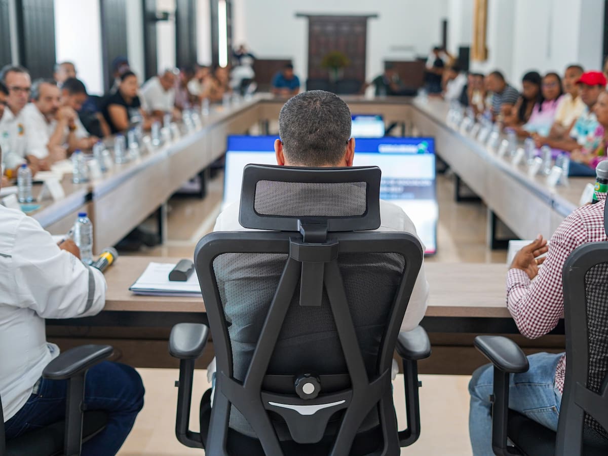 Alcalde Turbay socializa hoja de ruta de soluciones para afectados por proyecto Bahía San Carlos