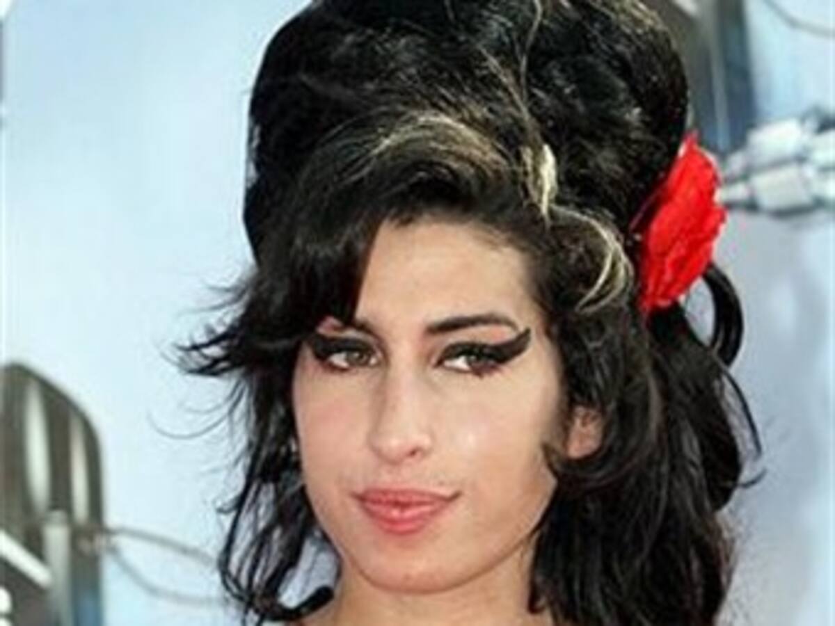Amy Winehouse abandona la clínica para cumplir con una gira musical