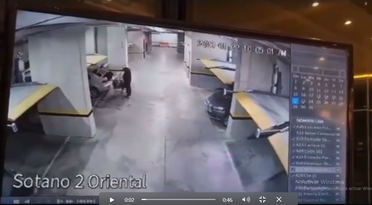 El momento en que Jhon Nelson Poulos saca el cadáver de Valentina Trespalacios en un carrito de mercado para arrojarla en un contenedor de basura