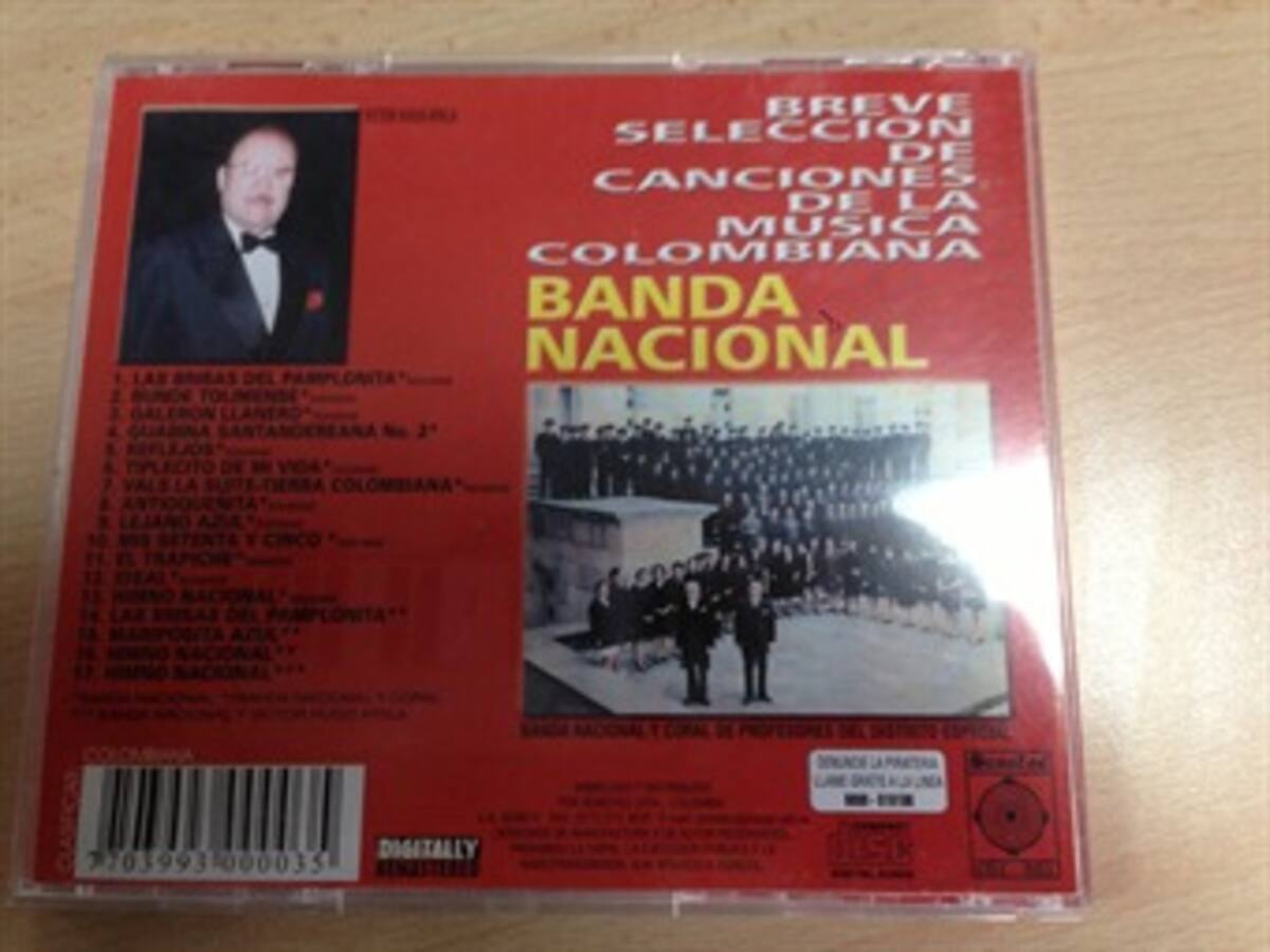 Encontramos el himno nacional cantado por Víctor Hugo Ayala