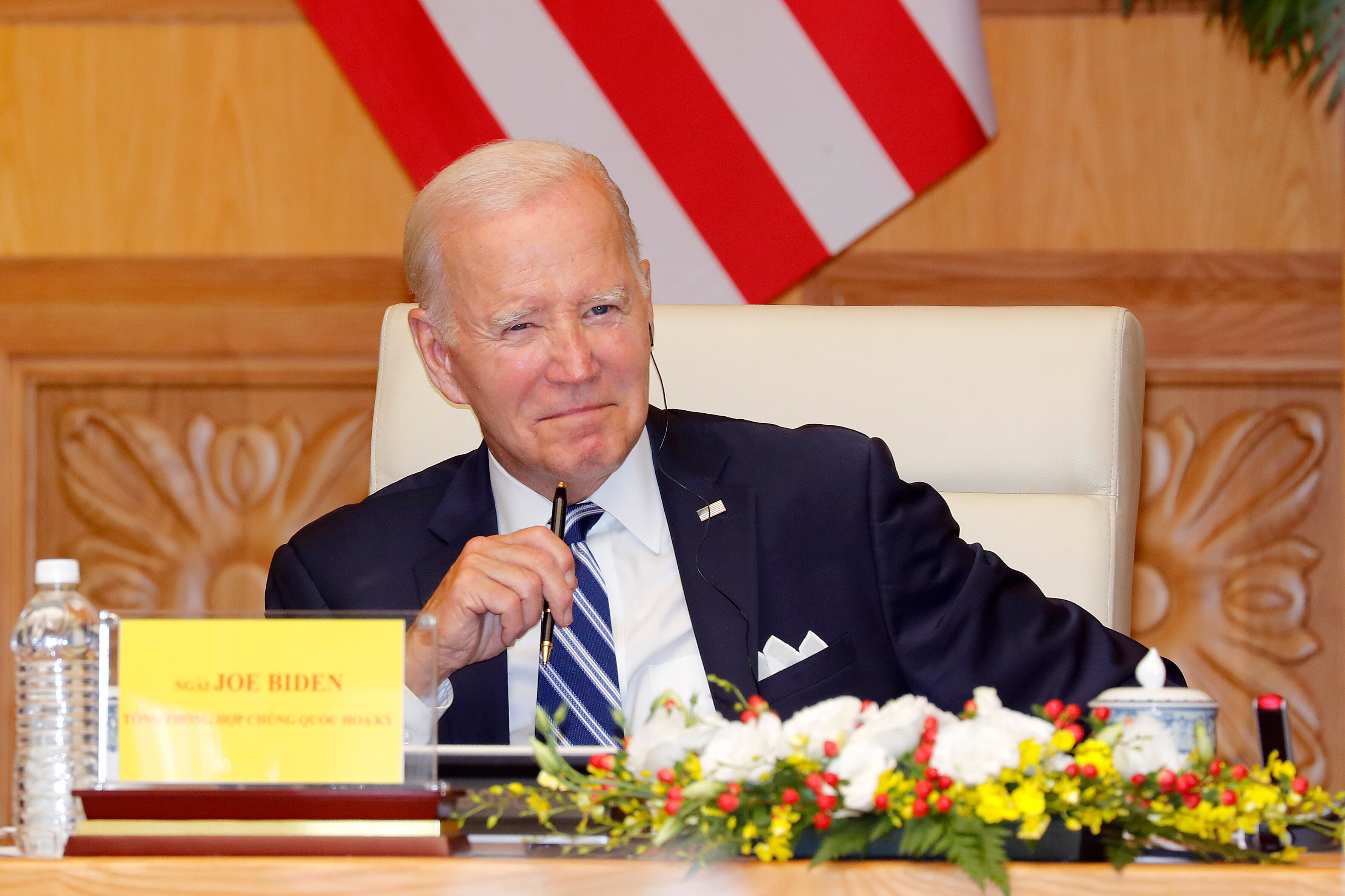 Hanoi (Viet Nam), 11/09/2023.- US President Joe Biden attends a business roundtable meeting at the Government Office in Hanoi, Vietnam, 11 September 2023. Biden arrived in Hanoi after attending the Group of 20 summit in India. EFE/EPA/Minh Hoang / POOL