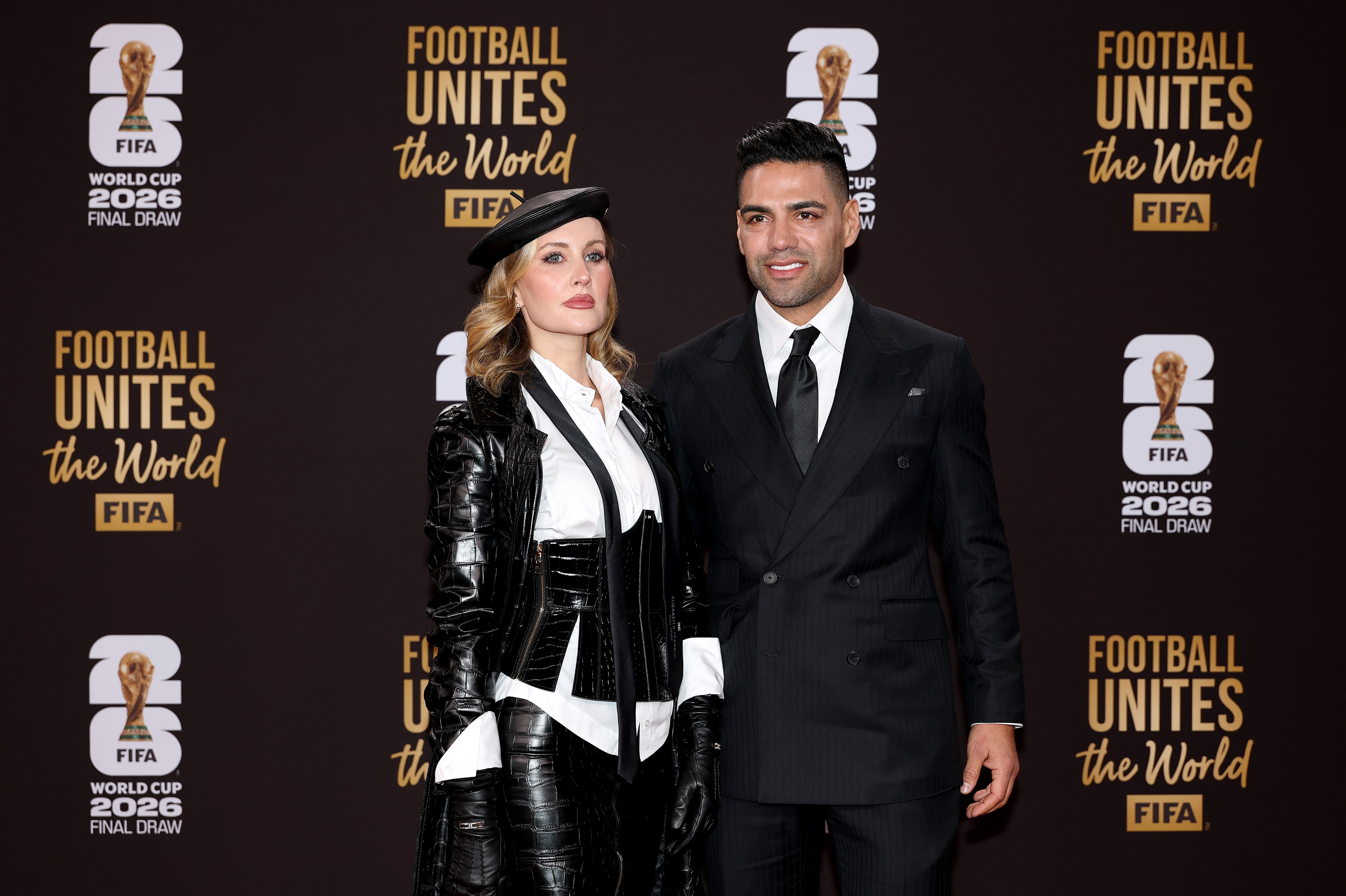Falcao y su esposa Lorelei Tarón en la gala del sorteo de la fase de grupos del Mundial.  (Photo by Emilee Chinn - FIFA/FIFA via Getty Images)