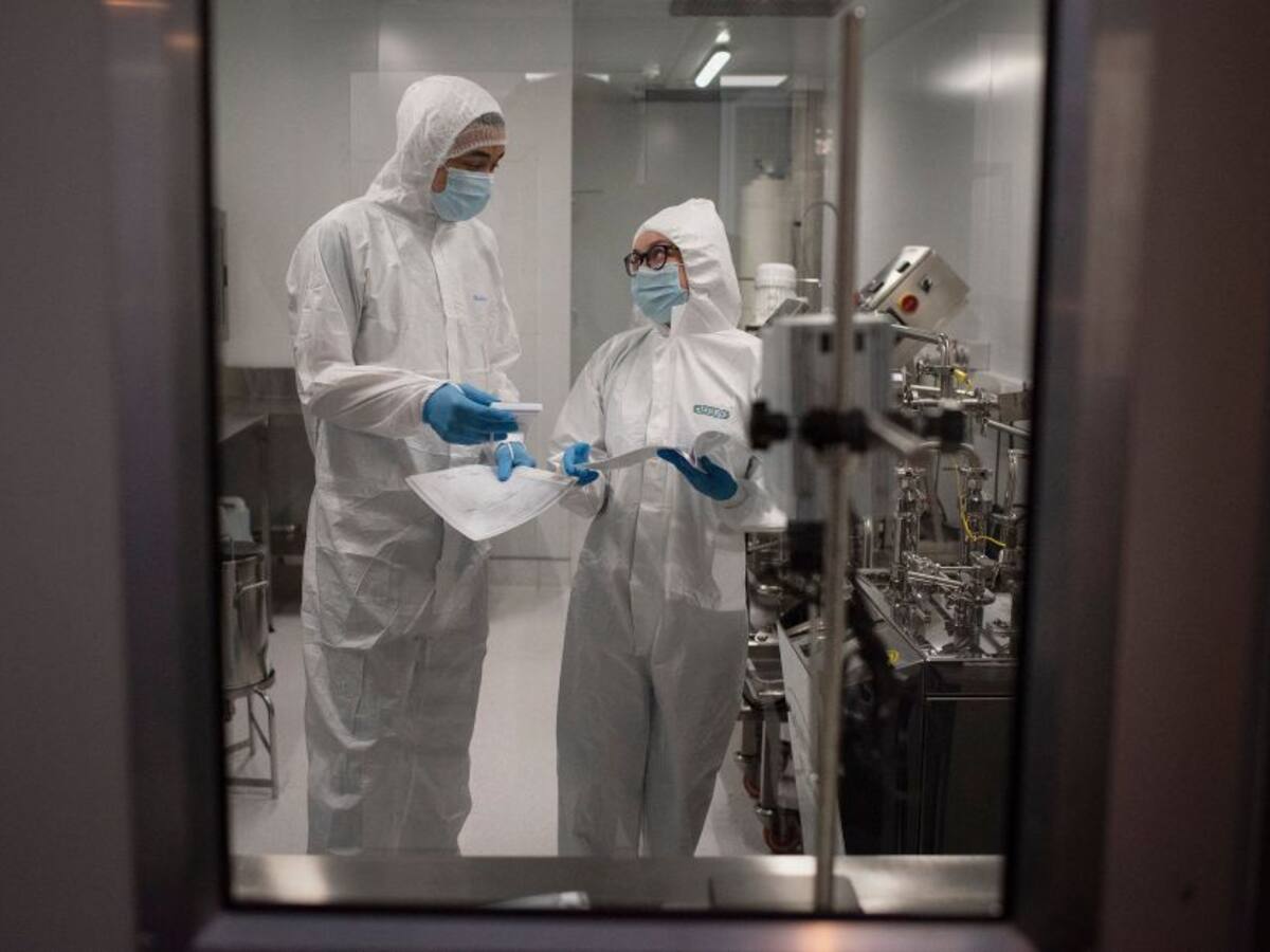 Biden evalúa crear planta de vacunas contra COVID-19 en Latinoamérica