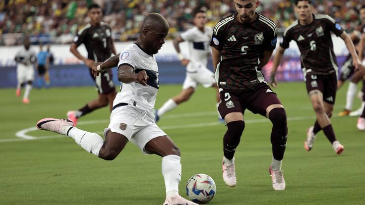 Glendale (United States), 30/06/2024.- Enner Valencia of Ecuador (L) and Johan Vasquez of Mexico (R) in action during the CONMEBOL Copa America 2024 group B soccer match between Mexico and Ecuador in Glendale, Arizona, USA, 30 June 2024. EFE/EPA/JOHN G. MABANGLO