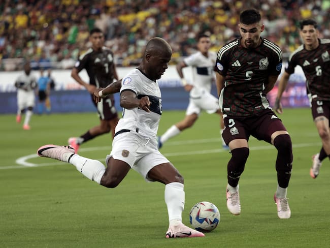 Glendale (United States), 30/06/2024.- Enner Valencia of Ecuador (L) and Johan Vasquez of Mexico (R) in action during the CONMEBOL Copa America 2024 group B soccer match between Mexico and Ecuador in Glendale, Arizona, USA, 30 June 2024. EFE/EPA/JOHN G. MABANGLO