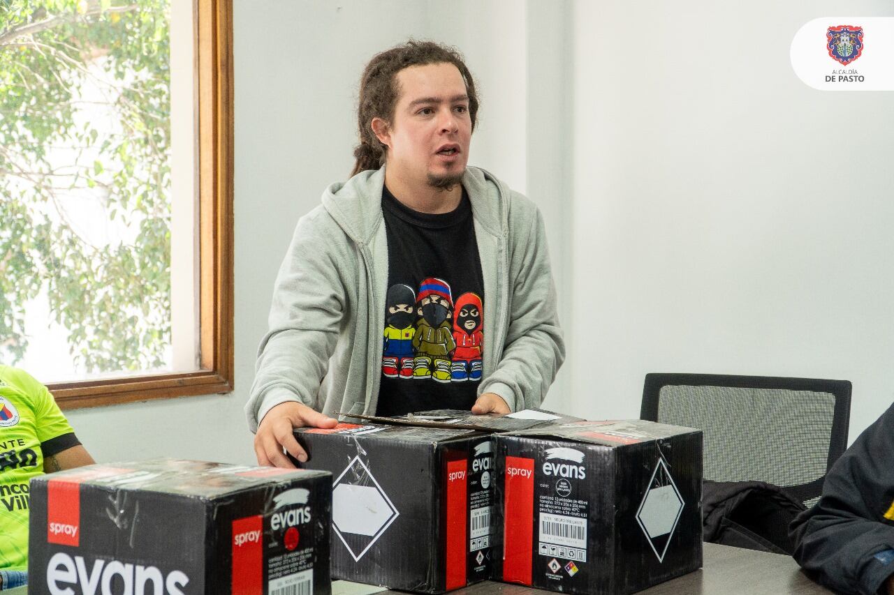 Entrega de insumos para recuperar murales del Estadio Libertad- Foto: Alcaldía de Pasto