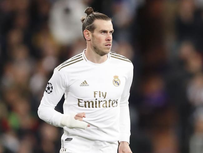 A Gareth Bale le rinde practicando golf en su casa durante el aislamiento