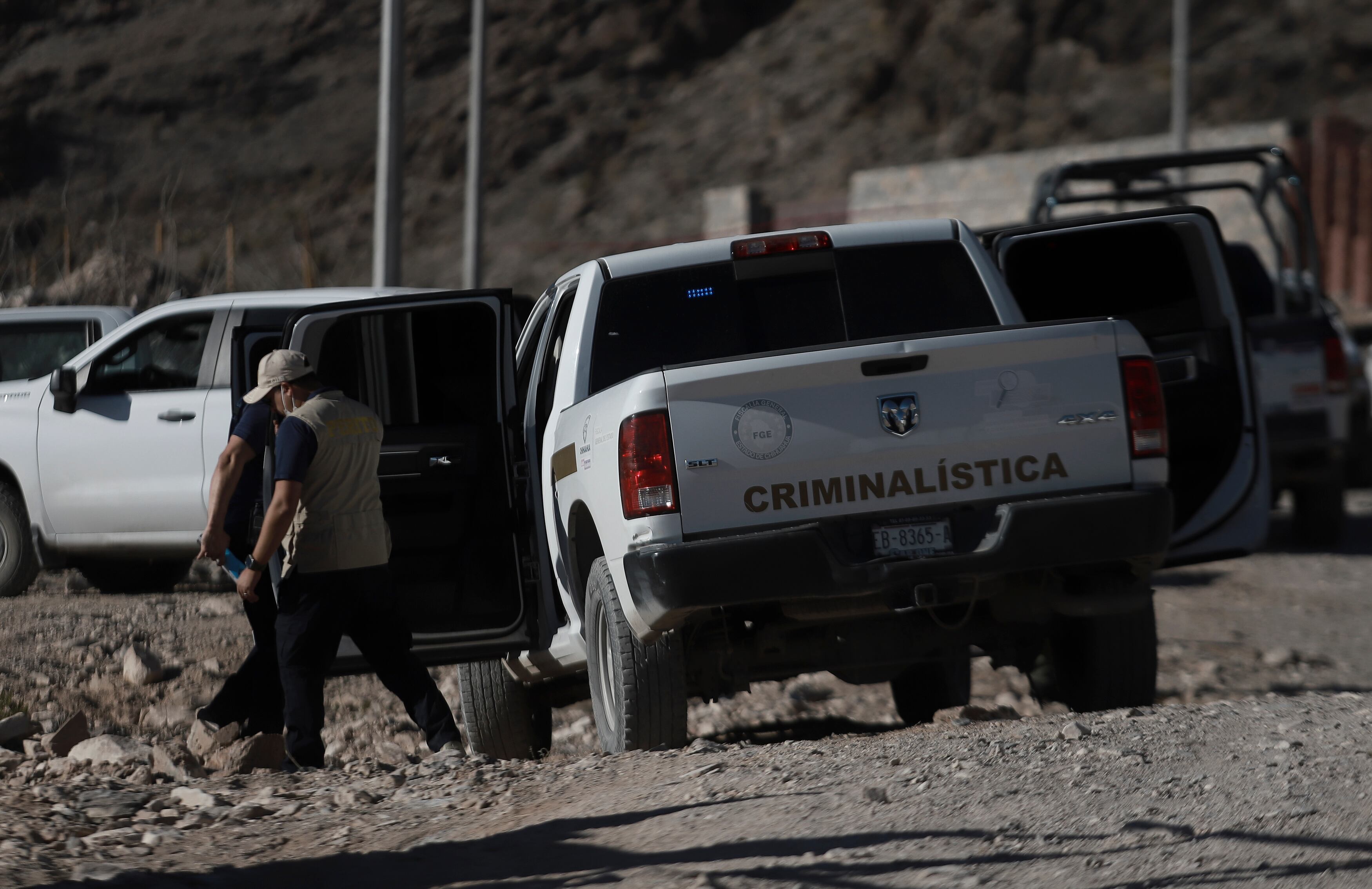 MEX8776. CIUDAD JUÁREZ (MÉXICO), 30/12/2024.- Agentes de la Guardia Nacional, policía estatal y peritos investigan la zona donde fue encontrado el cuerpo de un agente del Instituto Nacional de Migración de México (INM), este lunes en Ciudad Juárez (México).