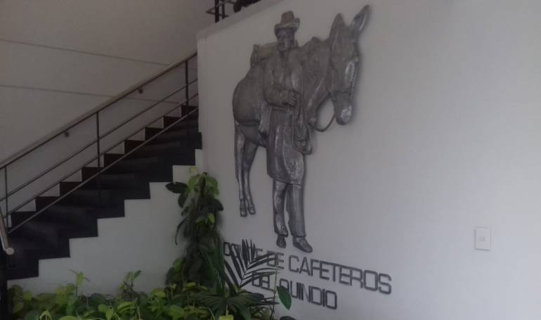 Facebook Caracol radio Armenia 1150am Tw @caracolRArmenia línea WhatsApp 3155681277