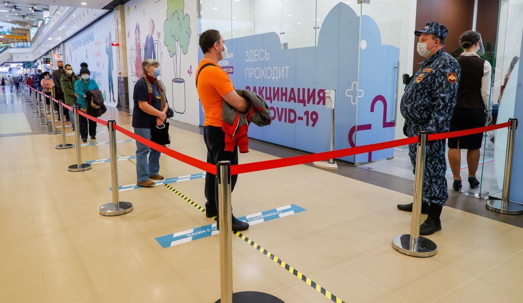 Jornadas de vacunación contra el coronavirus en centros comerciales de Moscú, en Rusia. 