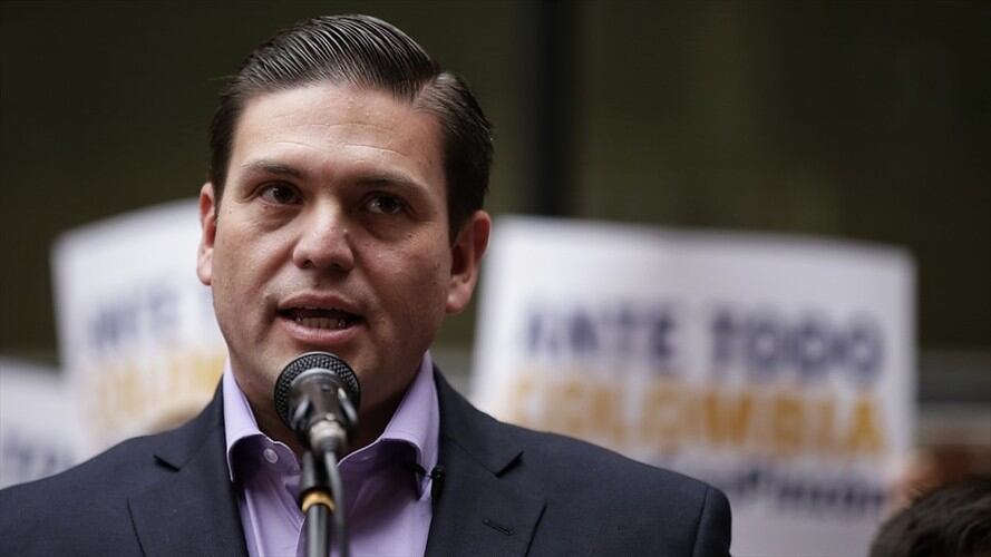 En la Registraduría, Juan Carlos Pinzón presentó más de 863.000 firmas con las que buscará llegar a la Presidencia en 2018. Foto: Colprensa