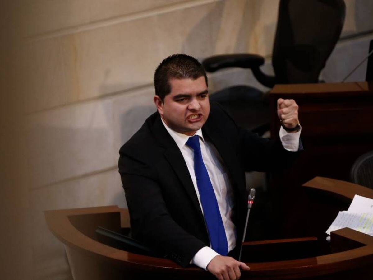 A juicio el exsenador Julián Bedoya por su título exprés en la Universidad de Medellín