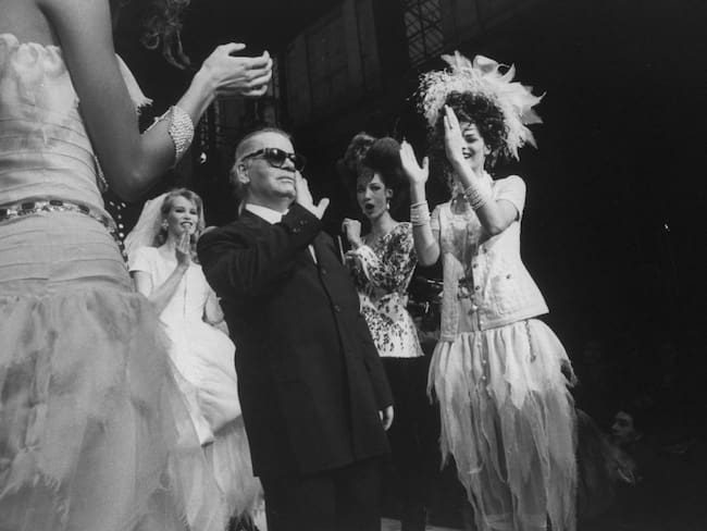 Fashion designer Karl Lagerfeld w. supermodels Linda Evangelista (R) & Claudia Schiffer (L) wearing his creations & clapping behind him at Chanel spring show.    (Photo by Ian Cook/Getty Images)
