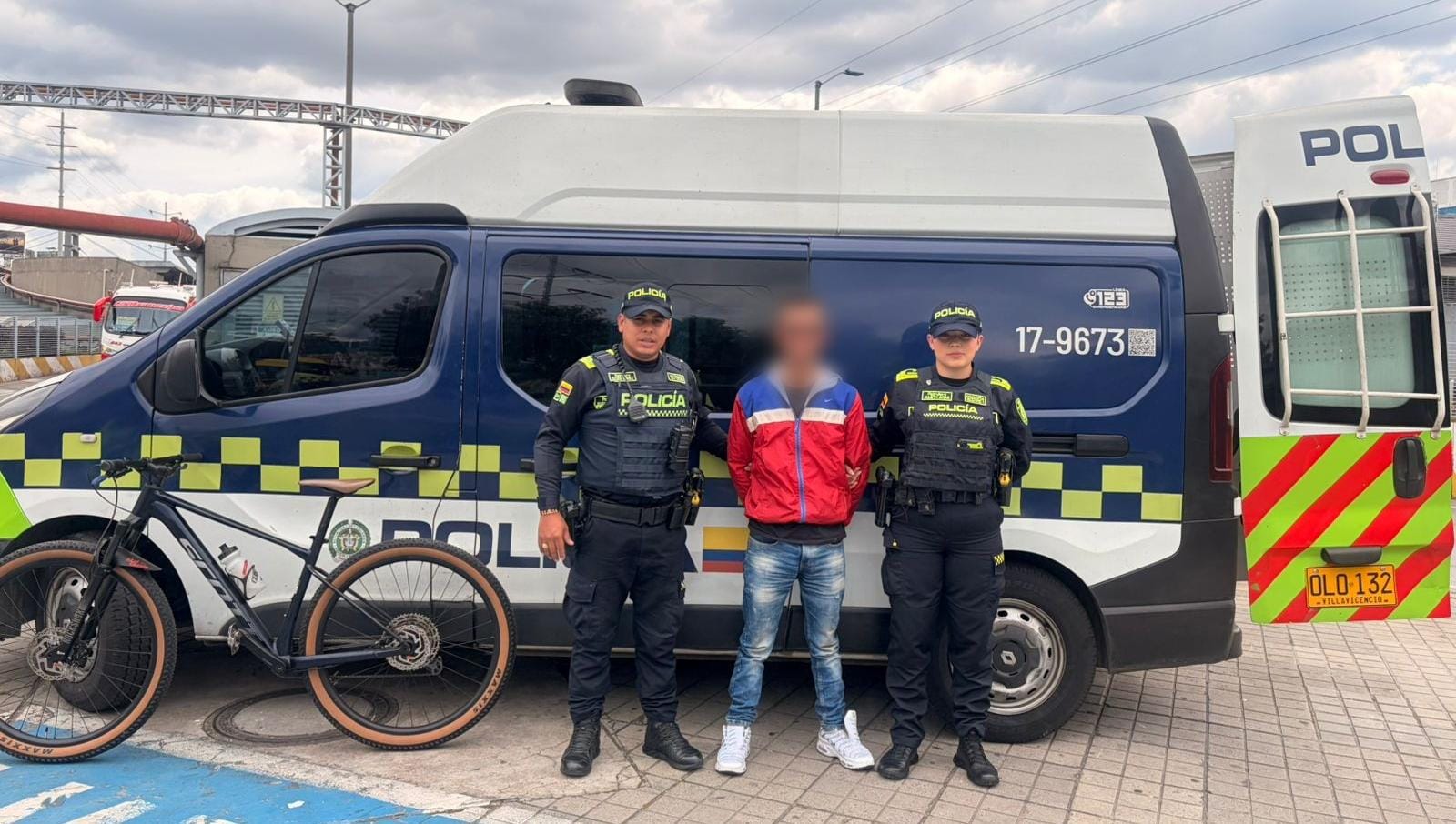 Hombre robó una bicicleta y se iba a escapar en TransMilenio: fue capturado en flagrancia