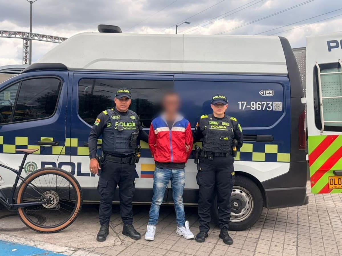 Hombre robó una bicicleta y se iba a escapar en TransMilenio: fue capturado en flagrancia