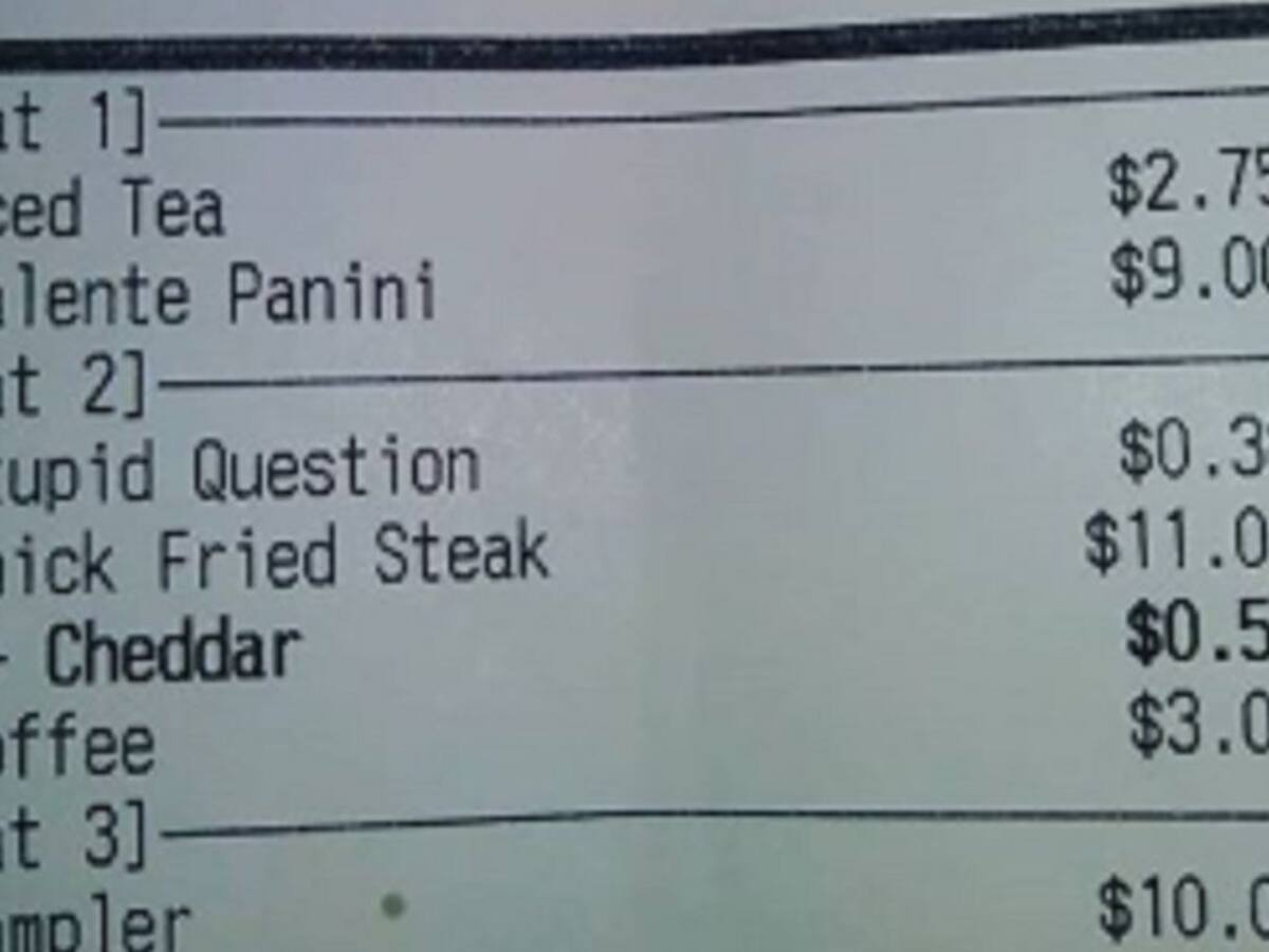 Este hombre pidió la cuenta y le cobraron por hacer "preguntas estúpidas"