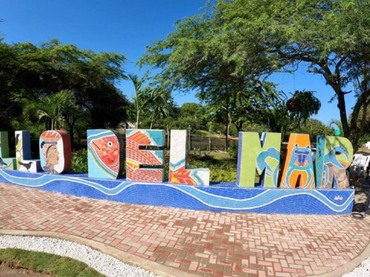 Manzanillo del Mar ya tiene sus letras en la entrada del pueblo