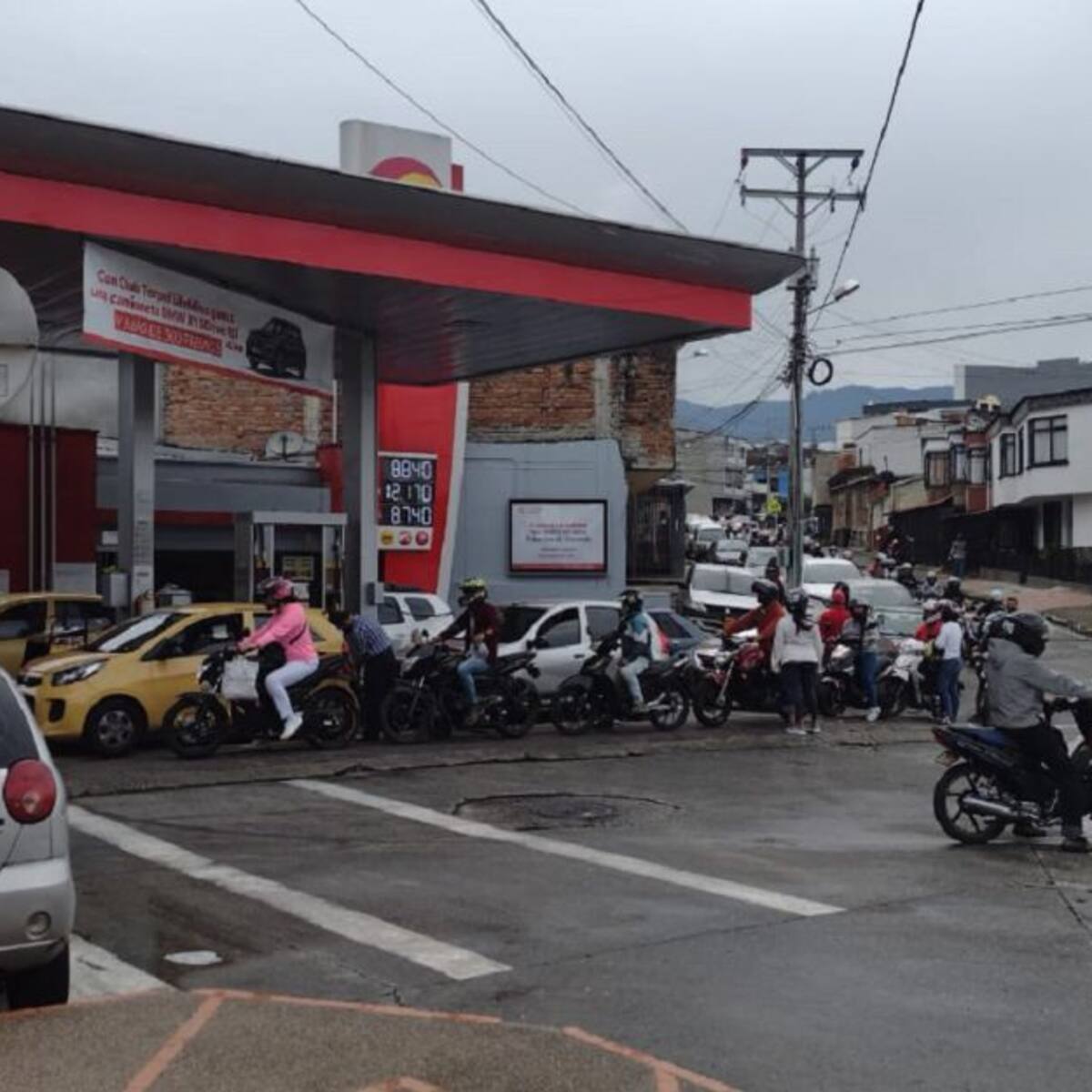 Viacrucis para tanquear carros y motos en Armenia por falta de gasolina