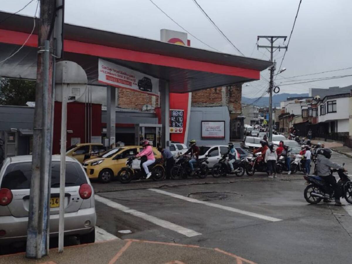 Viacrucis para tanquear carros y motos en Armenia por falta de gasolina
