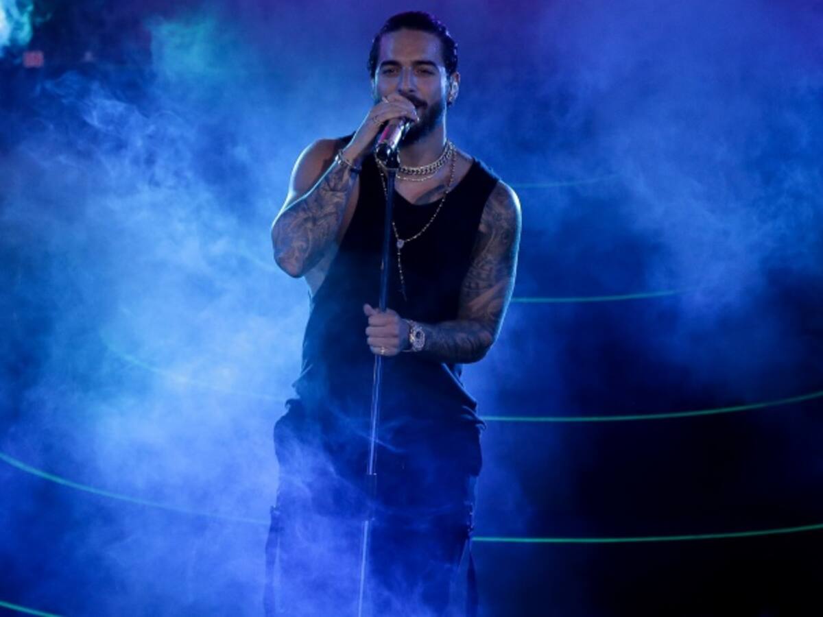 ¡Muy bien acompañado! Con candente fotografía Maluma encendió las redes