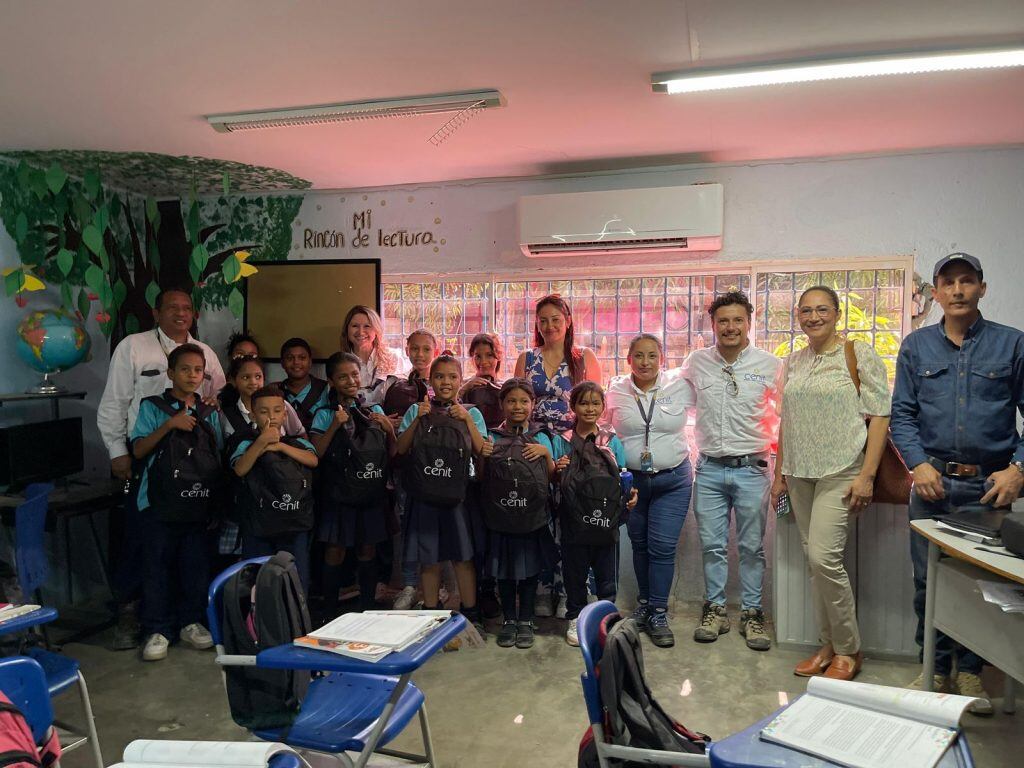 Más de 2.800 kits escolares son entregados a estudiantes de Don Jaca y Aeromar // imagen de cortesía