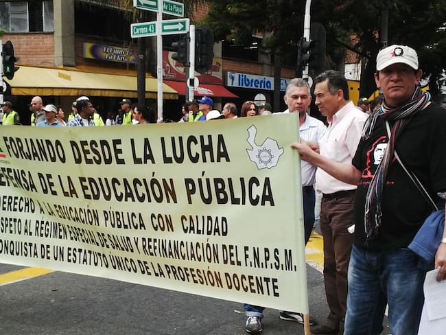 Maestros marchan por las calles de Medellín