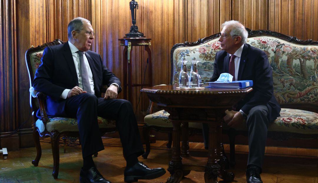 El ministro ruso de Exteriores, Serguéi Lavrov (izquierda), se reunió con El alto representante para la Política Exterior de la Unión Europea , Josep Borrell (derecha), para hablar sobre sus relaciones bilaterales.
