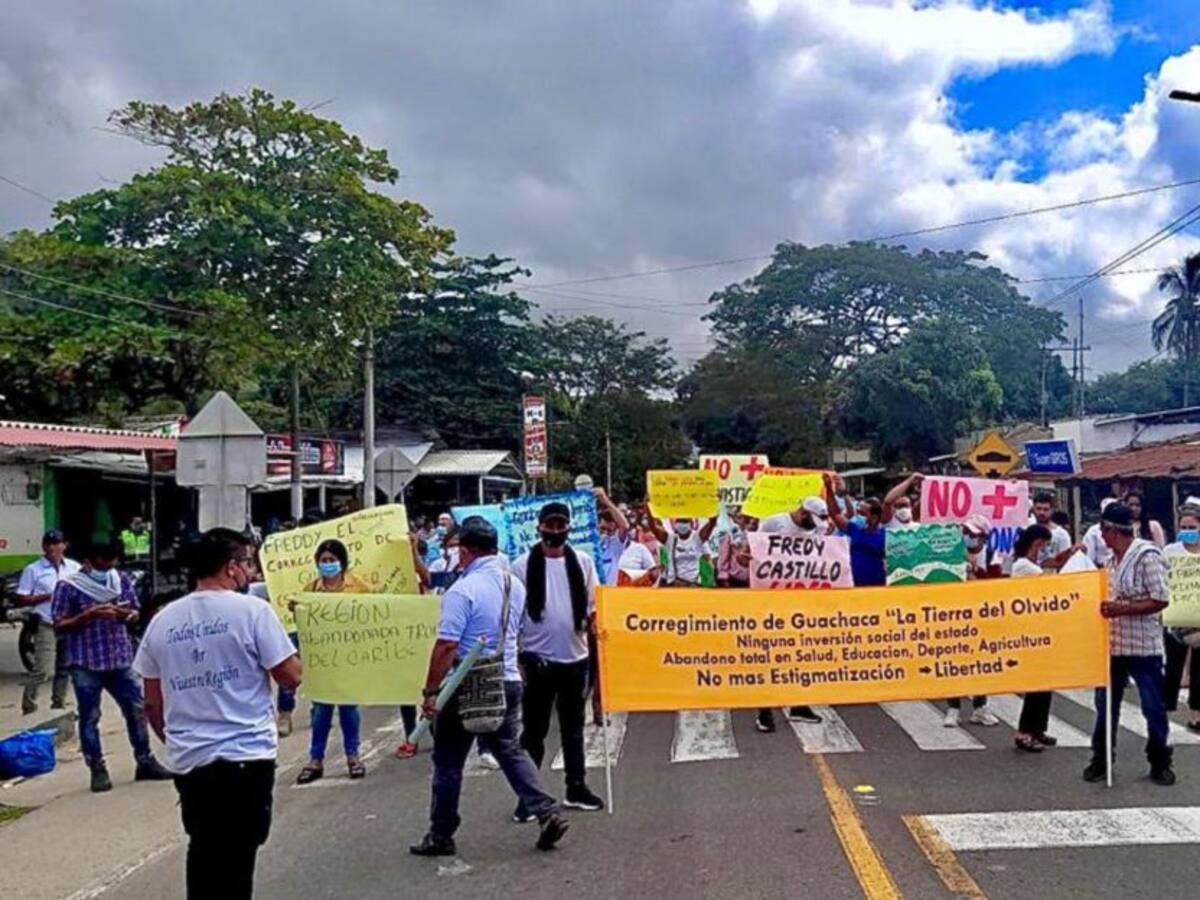 Indígenas y líderes sociales bloquean la Troncal, cerca del Parque Tayrona