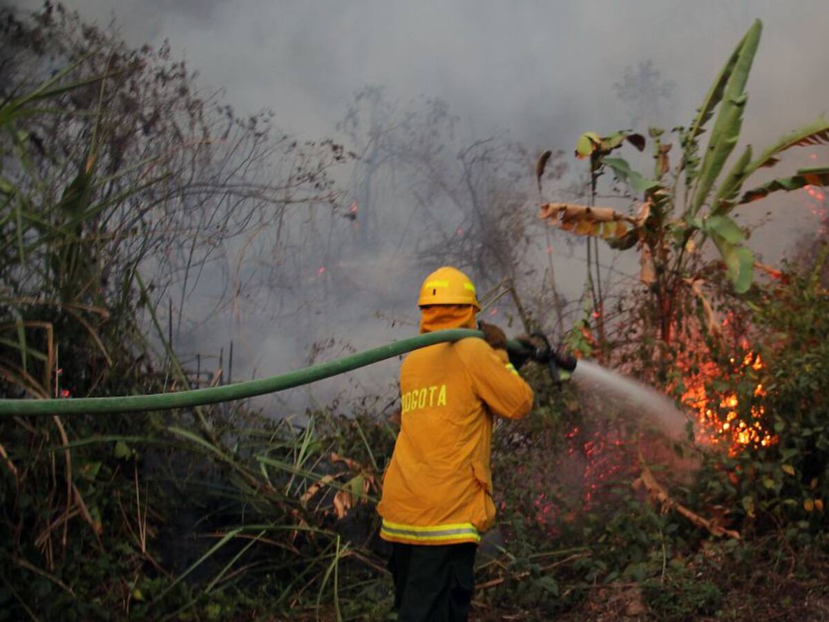 Por cielo y tierra intentan liquidar incendio que cumple 6 días en Boyacá