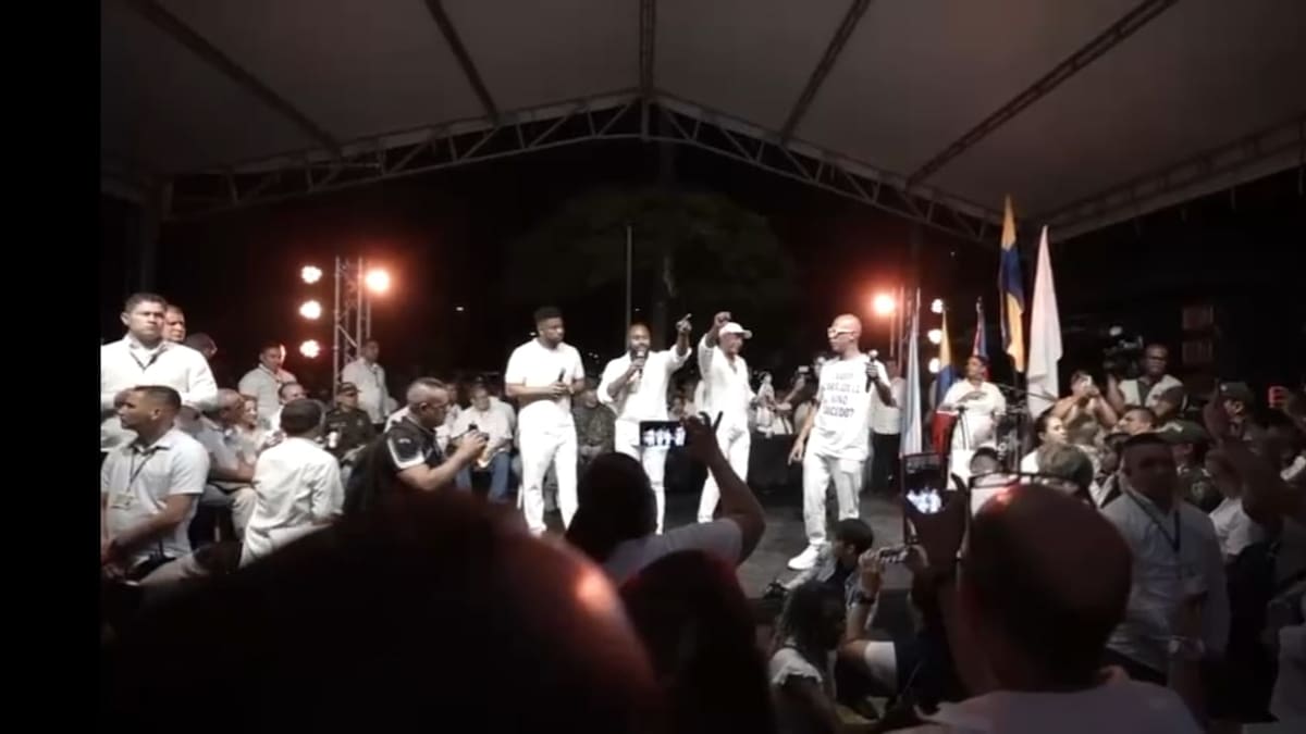 “De la plaza a la caseta con Cali nadie se meta” fue el coro de los asistentes durante la velatón