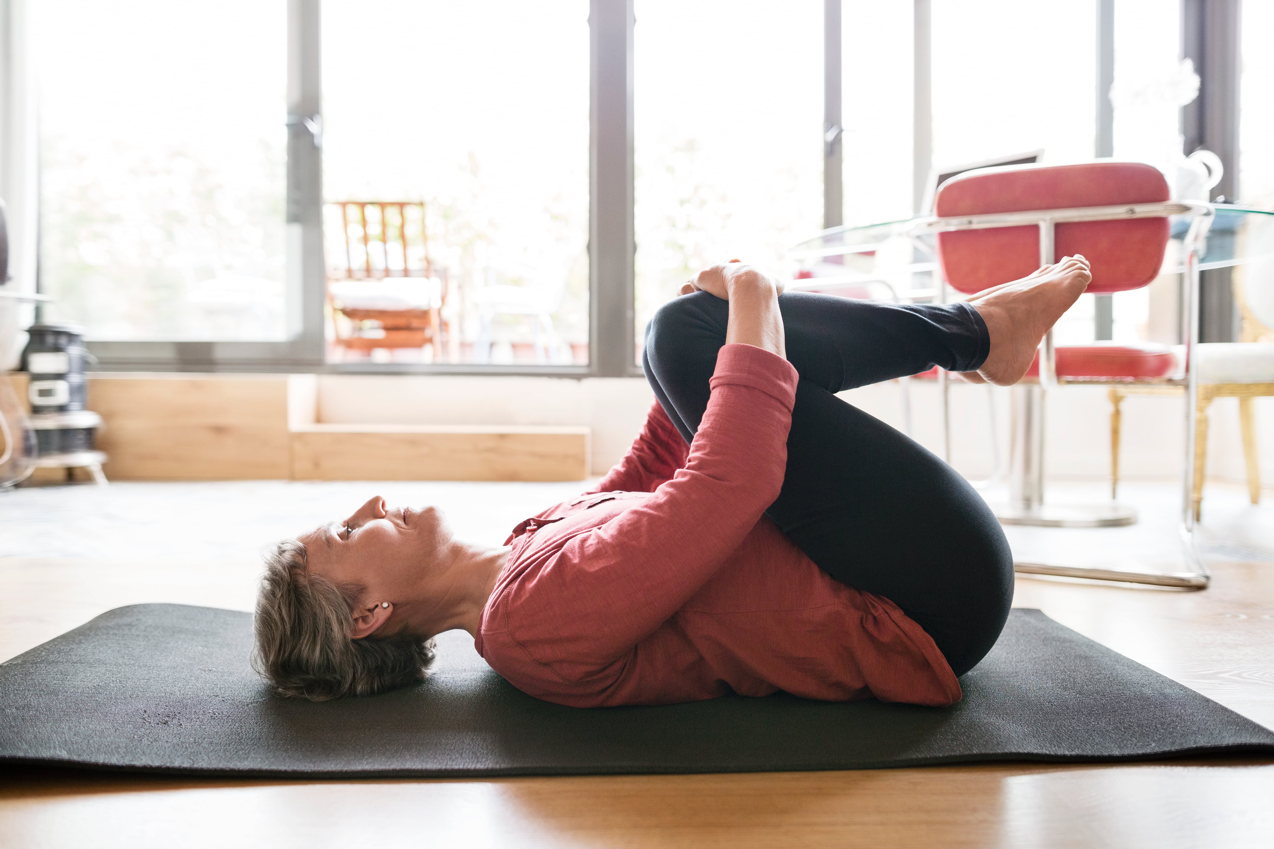 Día Internacional del Yoga: 8 posturas para aliviar el estrés y la ansiedad, según expertos. Foto de Getty Images