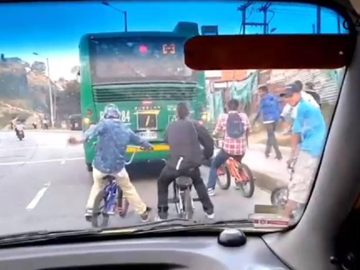 Amarrados a un alimentador, la peligrosa hazaña de jóvenes en bicicleta