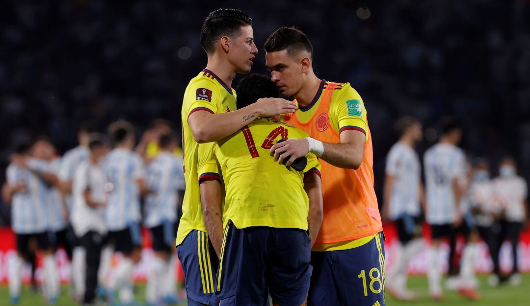 James Rodríguez y Rafael Santos Borré consuelan a Luis Díaz.