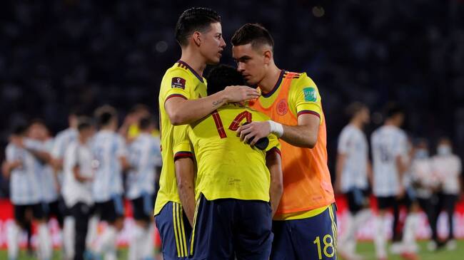 James Rodríguez y Rafael Santos Borré consuelan a Luis Díaz.