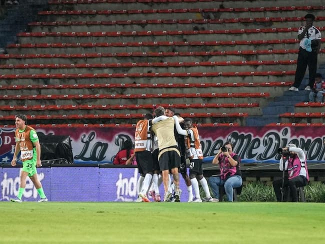 Los jugadores de Internacional de Bogotá celebran uno de sus goles ante el Medellín / Colprensa.
