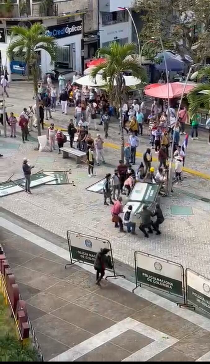 Comunidades indígenas intentando entrar por la fuerza al edificio de la Gobernación del Tolima