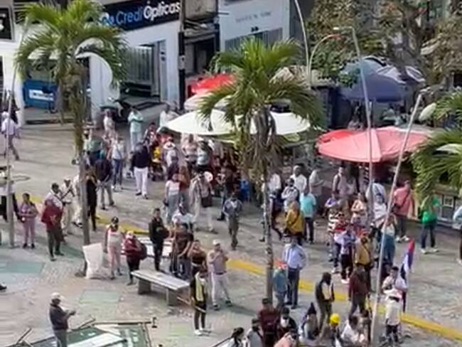Comunidades indígenas intentando entrar por la fuerza al edificio de la Gobernación del Tolima