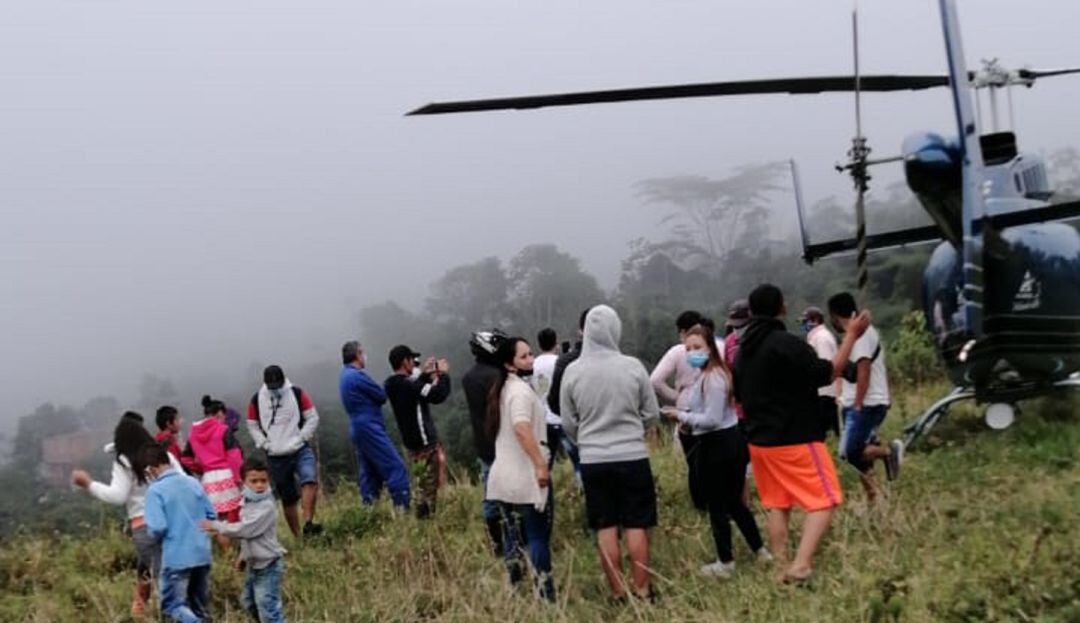 Las personas estuveron  cerca al helicóptero para que no saliera del municipio.  