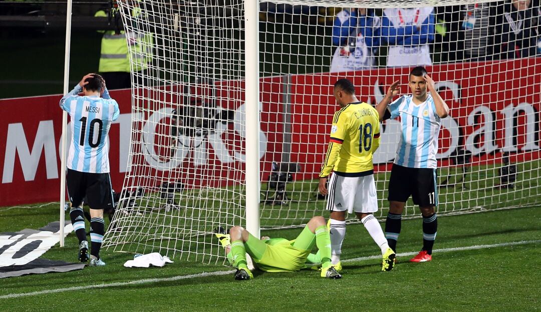 Lionel Messi, David Ospina, Camilo Zúñiga y Sergio Agüero en el partido Colombia vs Argentina de la Copa América 2015
