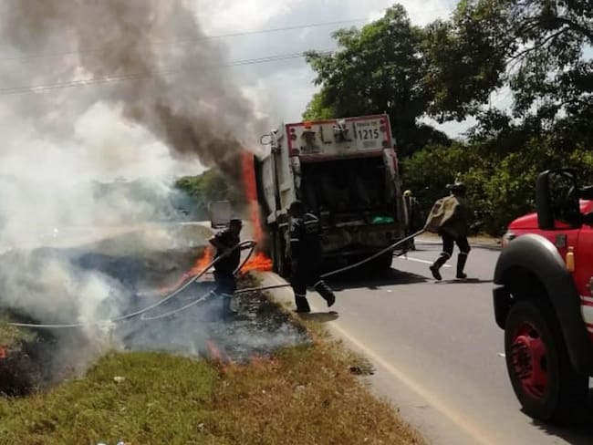 En Cartagena, un camión recolector de basuras terminó incinerado