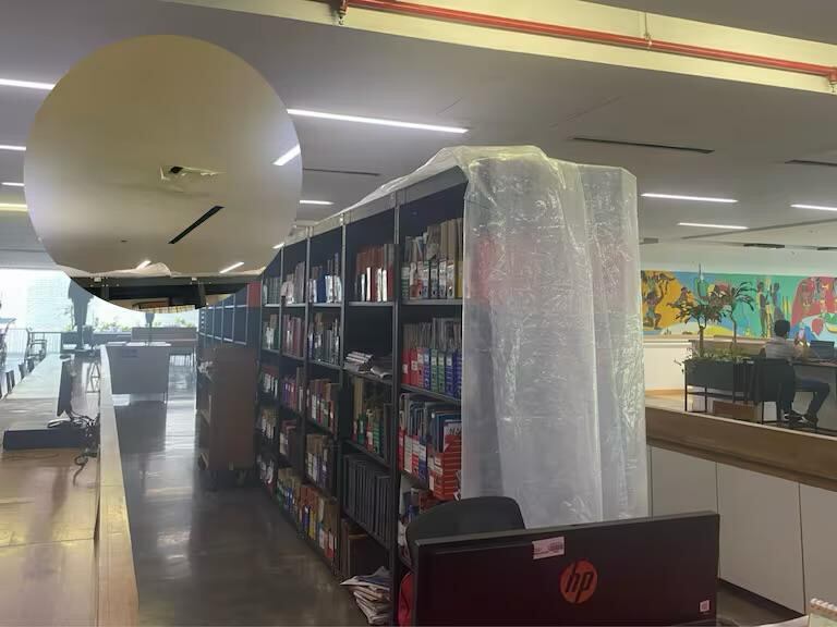 Panorama en la Biblioteca Pública Piloto de Medellín, afectada por las goteras que ponen en riesgo el patrimonio cultural de la ciudad. Foto: Caracol Radio.