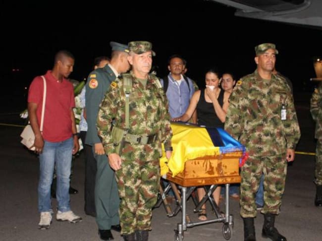 A Neiva llegó el cuerpo de uno de los soldados que falleció en el accidente en Segovia Antioquia.