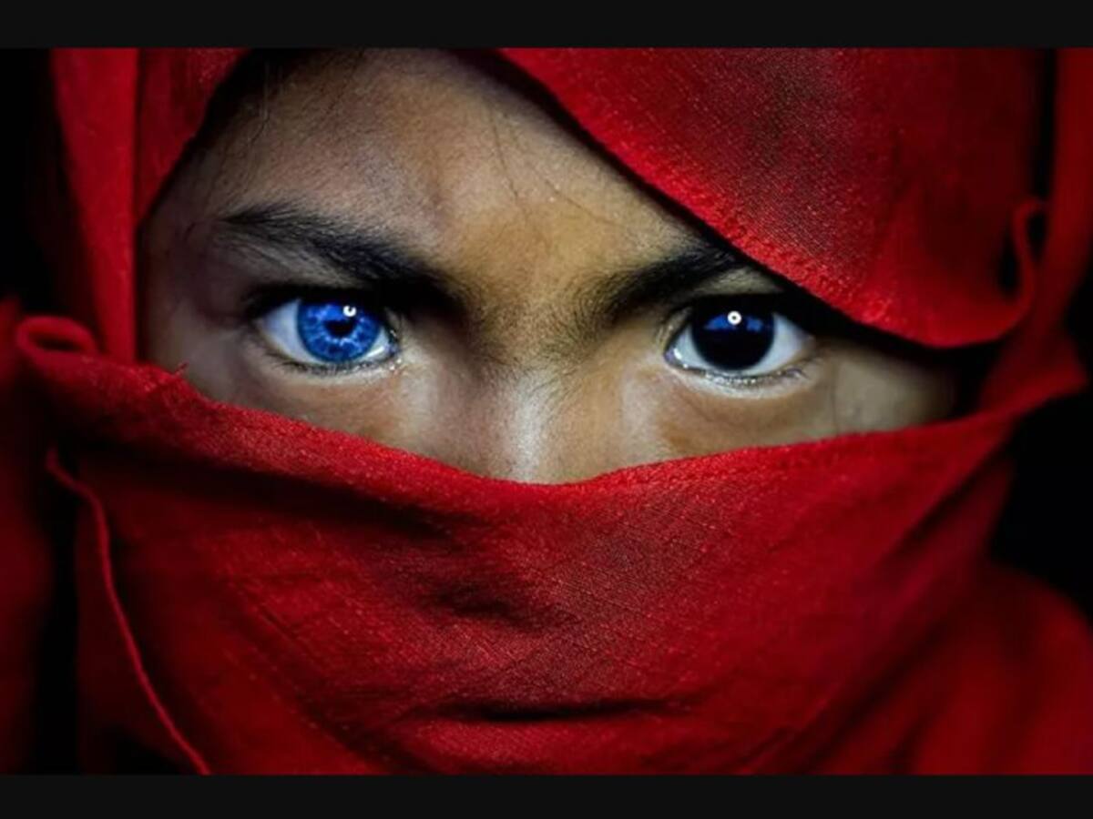 Fotos: Rara mutación da un hipnotizante color azul a los ojos de tribu