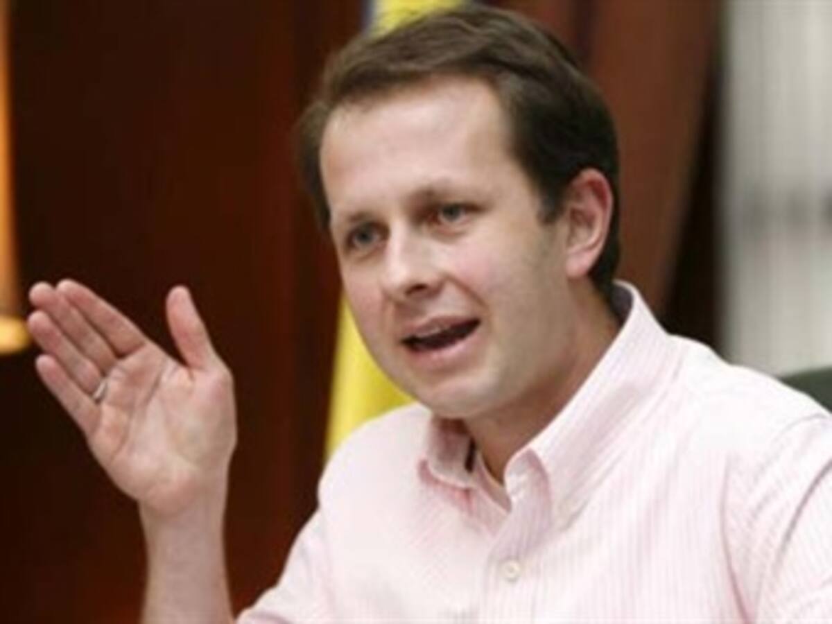 Arias se queda en el Partido Conservador y deja en libertad a sus electores