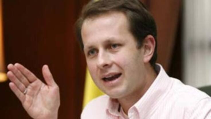 Arias se queda en el Partido Conservador y deja en libertad a sus electores