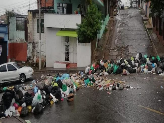 En La Cumbre bloquean vías con las basuras que no les han recogido