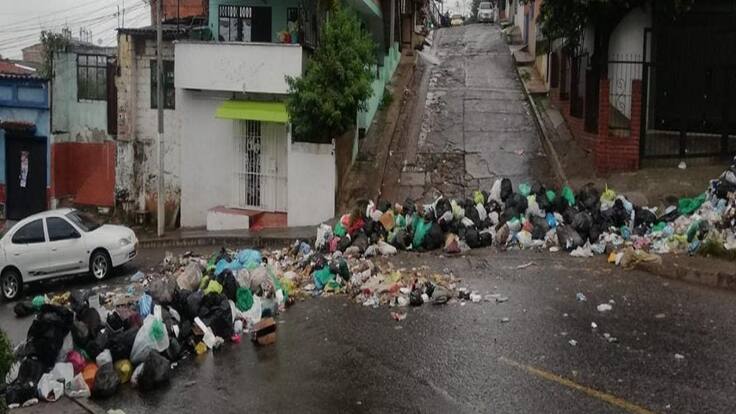 En La Cumbre bloquean vías con las basuras que no les han recogido
