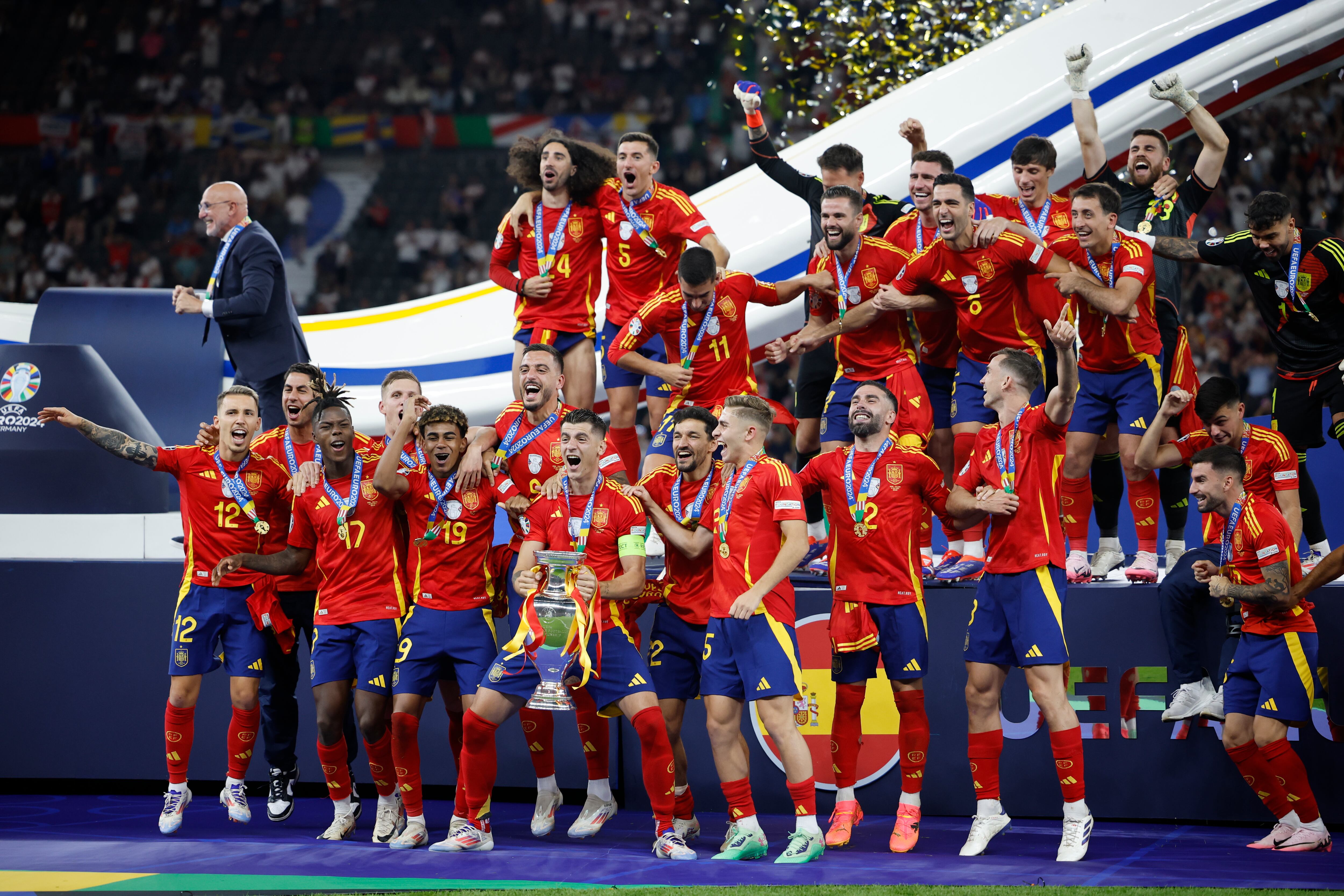 BERLÍN, 14/07/2024.- El capitán de la selección española Álvaro Morata (c) levanta el trofeo junto a sus compañeros durante la celebración de la victoria de la Eurocopa, tras vencer a Inglaterra en el partido de la final disputado este domingo en el Estadio Olímpico de Berlín. EFE/Alberto Estévez